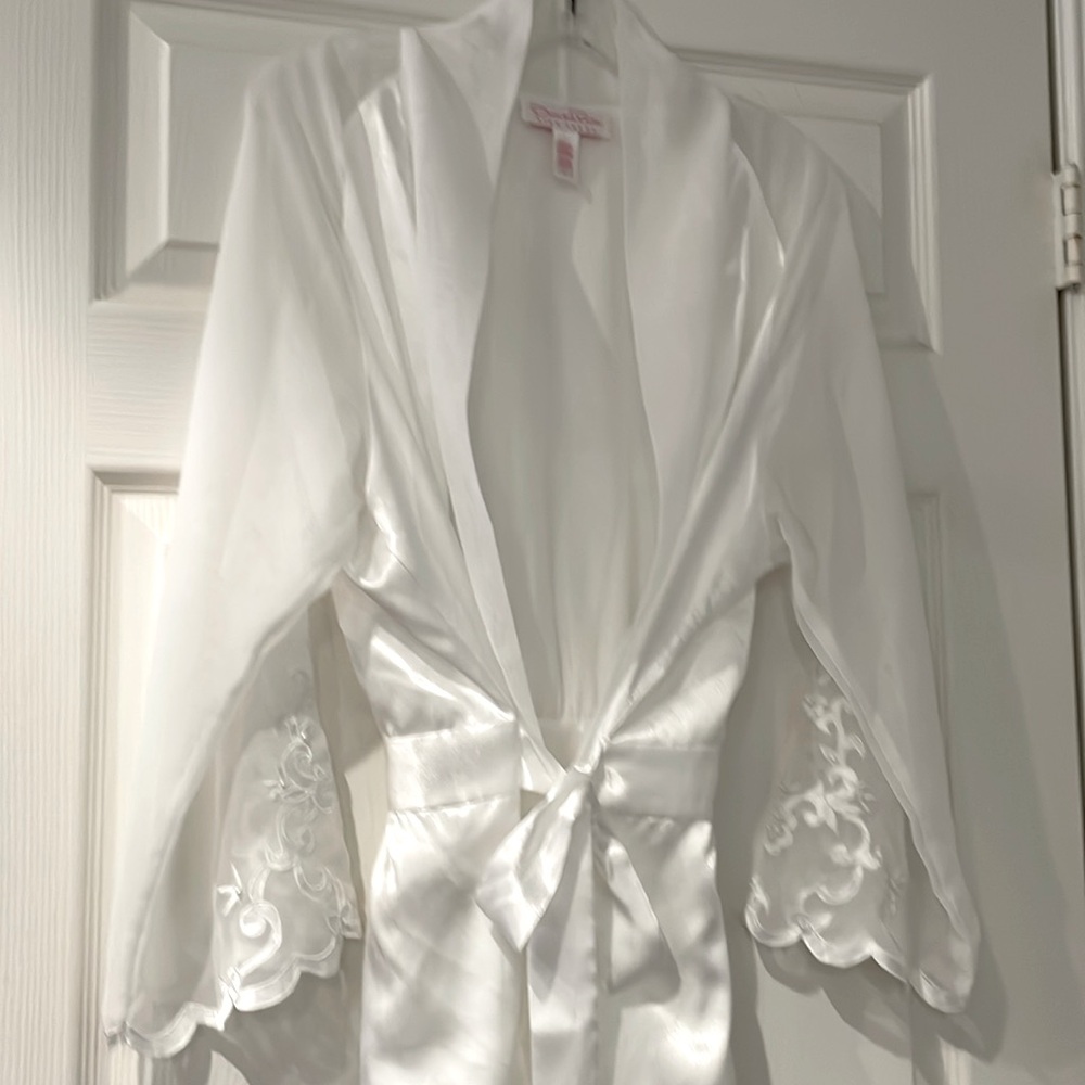 Oscar de La Renta beautiful pearl embellished robe EUC